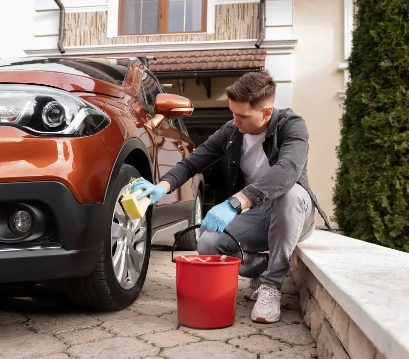 Lavage auto à domicile Angos : professionnel intervenant sur un véhicule